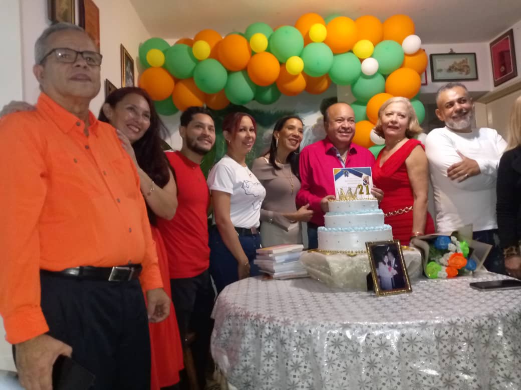 arclave's tweet image. Con mucha alegría, felicidad, gozo y gloria celebré, honre y agradeci el 21 Aniversario de la publicación de mi primer libro y de mi carrera como escritor.Gracias a todos los que me han acompañado en ese camino.Adelante siempre.