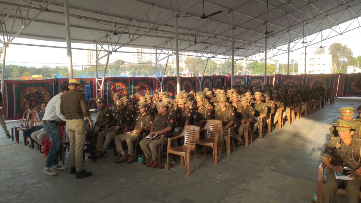 NSSP0SANDHYA's tweet photo. पुलिस लाइन दबरई पर चल रहे संयुक्त निदेशक अभियोजन कार्यक्रम में एस पी सिटी सर्वेश मिश्रा,सह नोडल अधिकारी अधिकारी स्वीप आशीष कुमार पांडेय एवं खंड शिक्षा अधिकारी ओमप्रकाश अकेला,ब्रांड एम्बेसडर डॉ संध्या द्विवेदी, ने मतदाता जागरूकता अभियान के तहत शपथ, कविता आदि कार्यक्रमों का आयोजन https://t.co/6xsgRriAzA