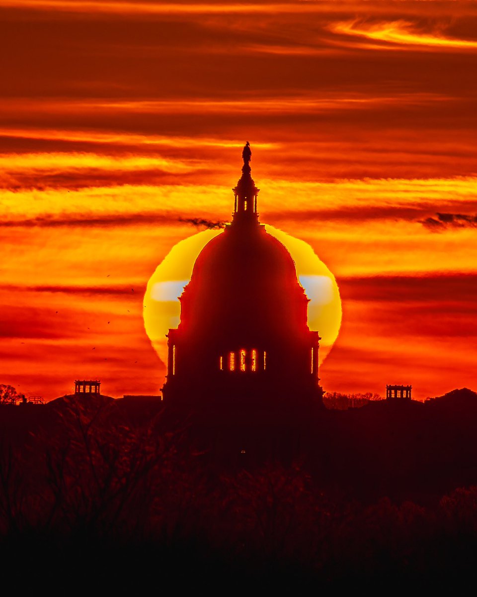 Happy #SpringEquinox ☀️ 🌸🌷☔️, where the sun aligns perfectly with the @uscapitol #spring #sunrise #washingtondc @PoPville @SonyAlpha @spann @dcstormchaser @capitalweather @JimCantore @dcmdvaweather @weatherchannel @CapitalPhotog @Joy7News @7NewsDC @InTheSkyDC @TheNationalMall