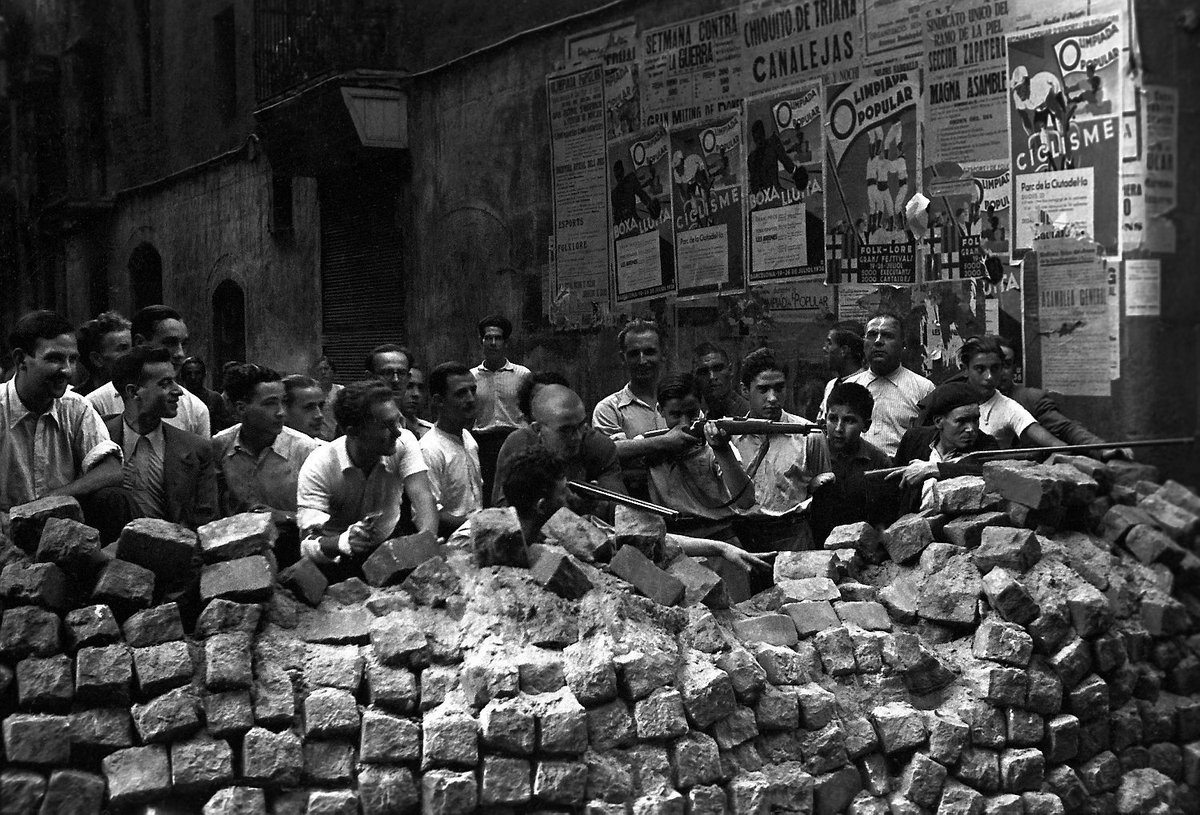 📸 'Barricada tras el levantamiento nacionalista en España'. Barcelona. 19 de julio de 1936 Autor: Desconocido