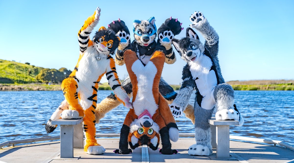 We're making a heart! ♡ Can you see it? 📌 Coyote Hills Regional Park 📷 @ChatahSpots