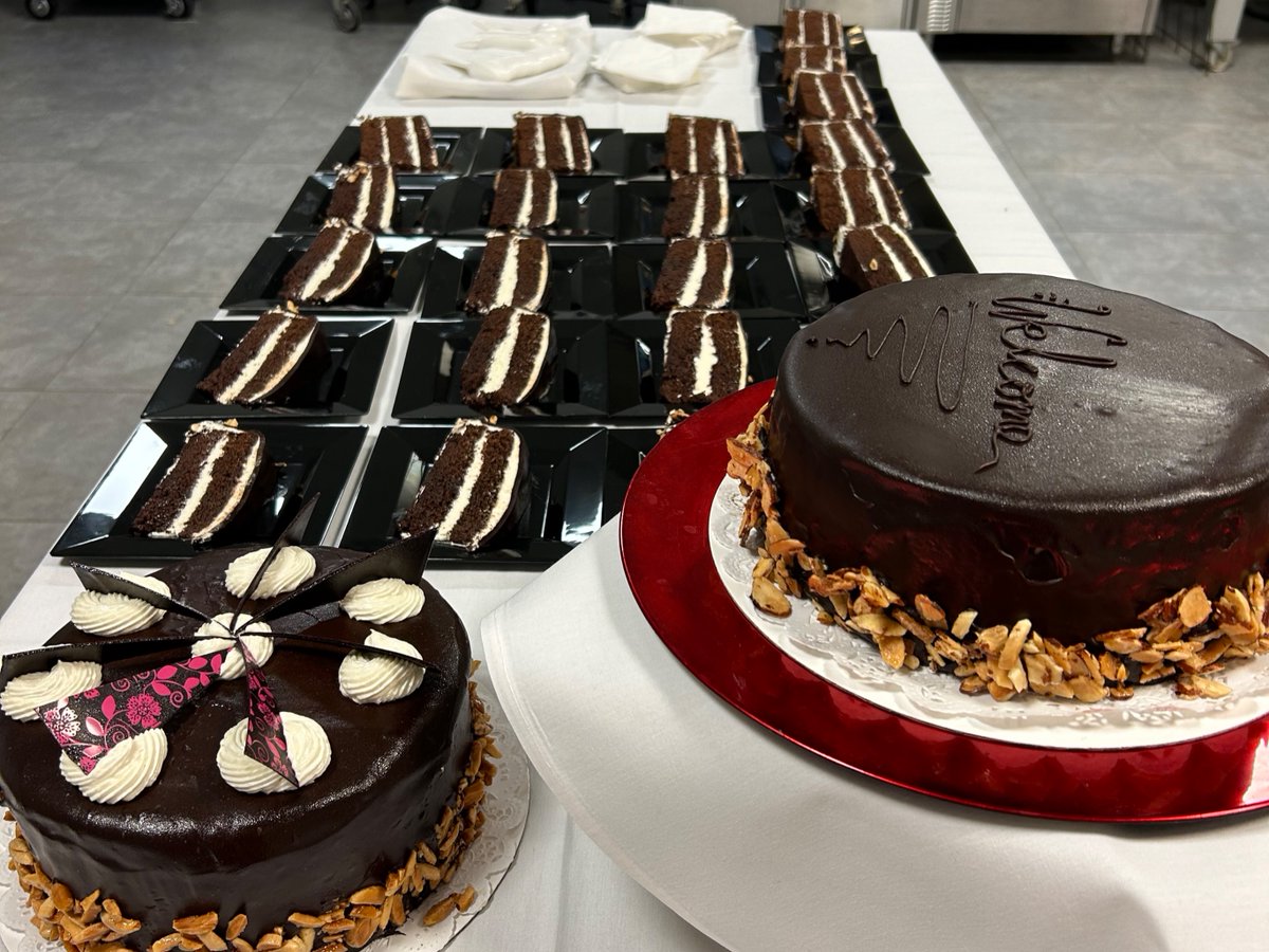#AroundCampus: Rodney Hardy and Elizabeth Wilson, CIV students at Glen Allen, Virginia, campus, crafted cakes as part of their Advanced Baking and Pastry Arts (CAA230) course. Great work!
#CIV #CulinaryArts #baking #cake