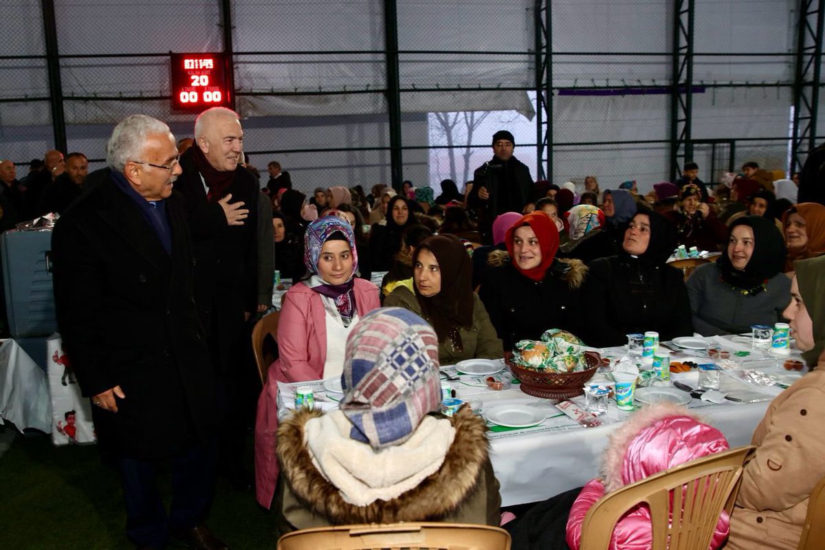 mhilmiguler's tweet photo. Ramazan ayının bereketini paylaşmaya devam ediyoruz 🌙

Bu akşam iftarda İkizce/Yoğunoluk'ta gönlü güzel, yüreği geniş hemşehrilerimizin sofralarına misafir olduk.

Misafirperverlikleri için çok teşekkür ediyorum. Ramazanın feyziyle şehrimizde muhabbet, sofralarımızda bereket, gönüllerimizde birlik artsın inşallah.
