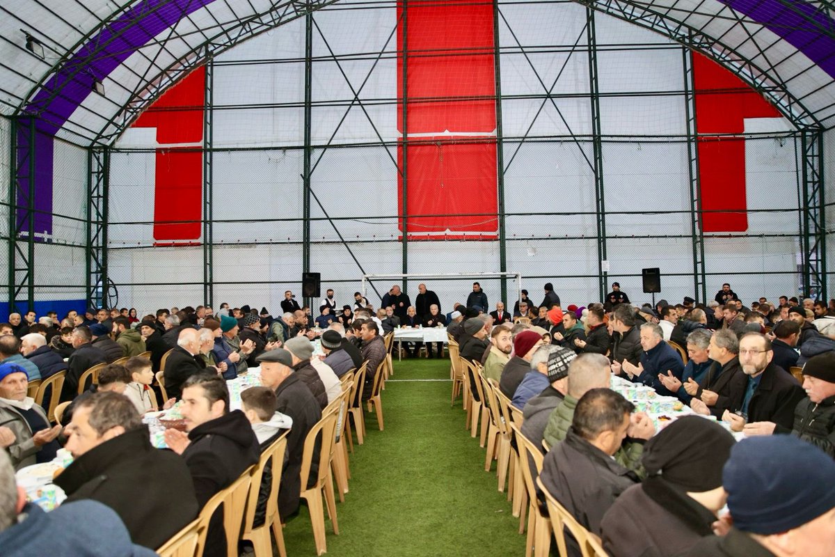 Ramazan ayının bereketini paylaşmaya devam ediyoruz 🌙 Bu akşam iftarda İkizce/Yoğunoluk'ta gönlü güzel, yüreği geniş hemşehrilerimizin sofralarına misafir olduk. Misafirperverlikleri için çok teşekkür ediyorum. Ramazanın feyziyle şehrimizde muhabbet, sofralarımızda bereket,…