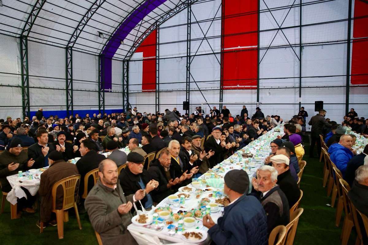 mhilmiguler's tweet photo. Ramazan ayının bereketini paylaşmaya devam ediyoruz 🌙

Bu akşam iftarda İkizce/Yoğunoluk'ta gönlü güzel, yüreği geniş hemşehrilerimizin sofralarına misafir olduk.

Misafirperverlikleri için çok teşekkür ediyorum. Ramazanın feyziyle şehrimizde muhabbet, sofralarımızda bereket, gönüllerimizde birlik artsın inşallah.