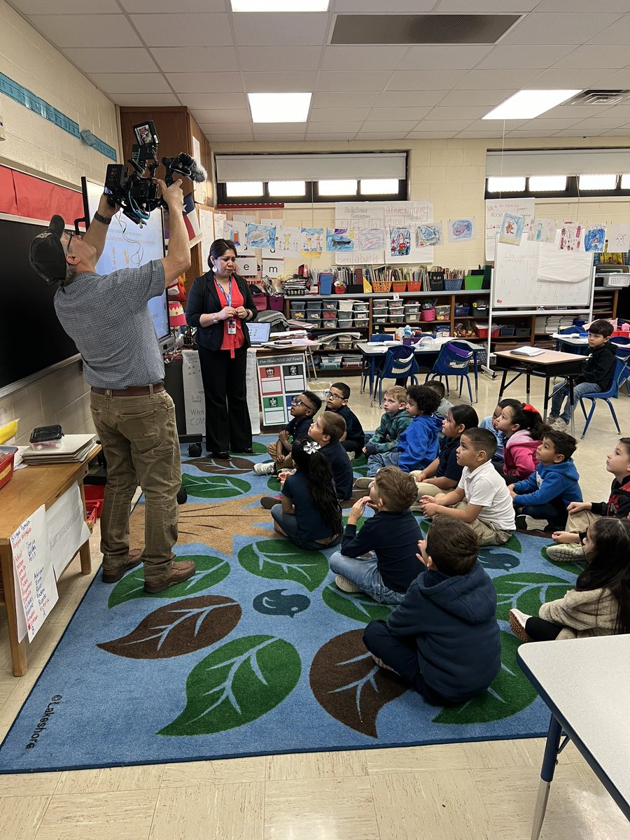 luis_berzoza's tweet photo. Higlighting the amazing Two Way Dual Language program @DeZavalaFWISD. Mrs. Torres and Ms. Bukowski are doing great things with their students! @MarletteMartin1 @vanessacuarenta https://t.co/ijH7NZGvCM