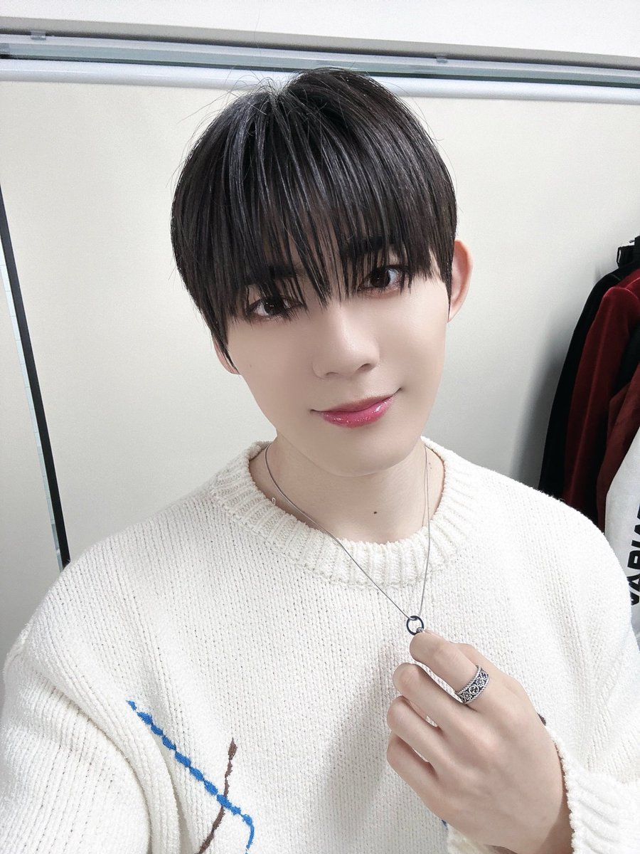 [📷•19.03.24]

Atualização do #JIHUN no "X"

Achei que ia esquentar, então não levei roupa grossa.. 😭
Tempo desconhecido hoje em dia 🌪️🥶🌤️
Pessoal, tomem cuidado para nao
pegarem um resfriado!!

#BXB #비엑스비 #JIHUN #지훈