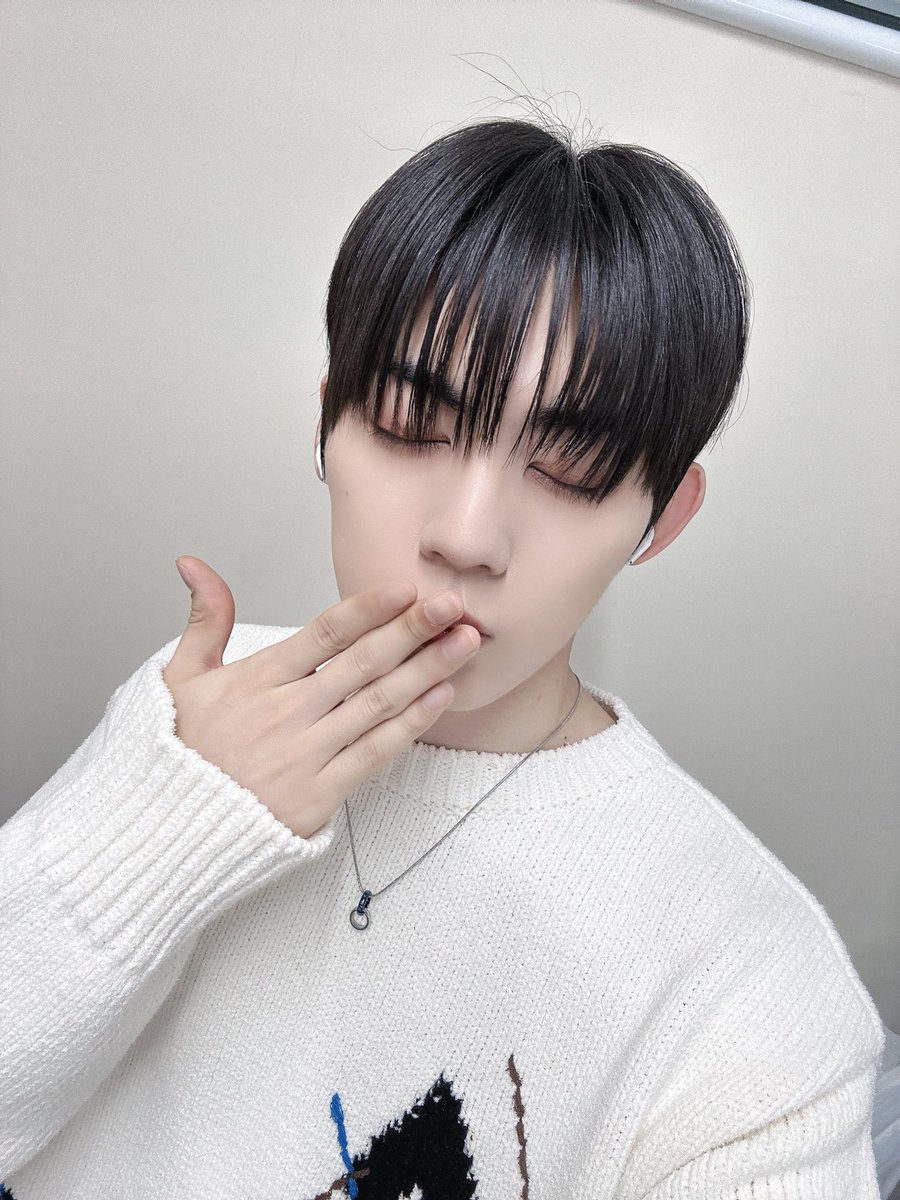 KimJihunBR's tweet photo. [📷•19.03.24]

Atualização do #JIHUN no "X"

Achei que ia esquentar, então não levei roupa grossa.. 😭
Tempo desconhecido hoje em dia 🌪️🥶🌤️
Pessoal, tomem cuidado para nao
pegarem um resfriado!!

#BXB #비엑스비 #JIHUN #지훈 https://t.co/hxQR7TmiZU