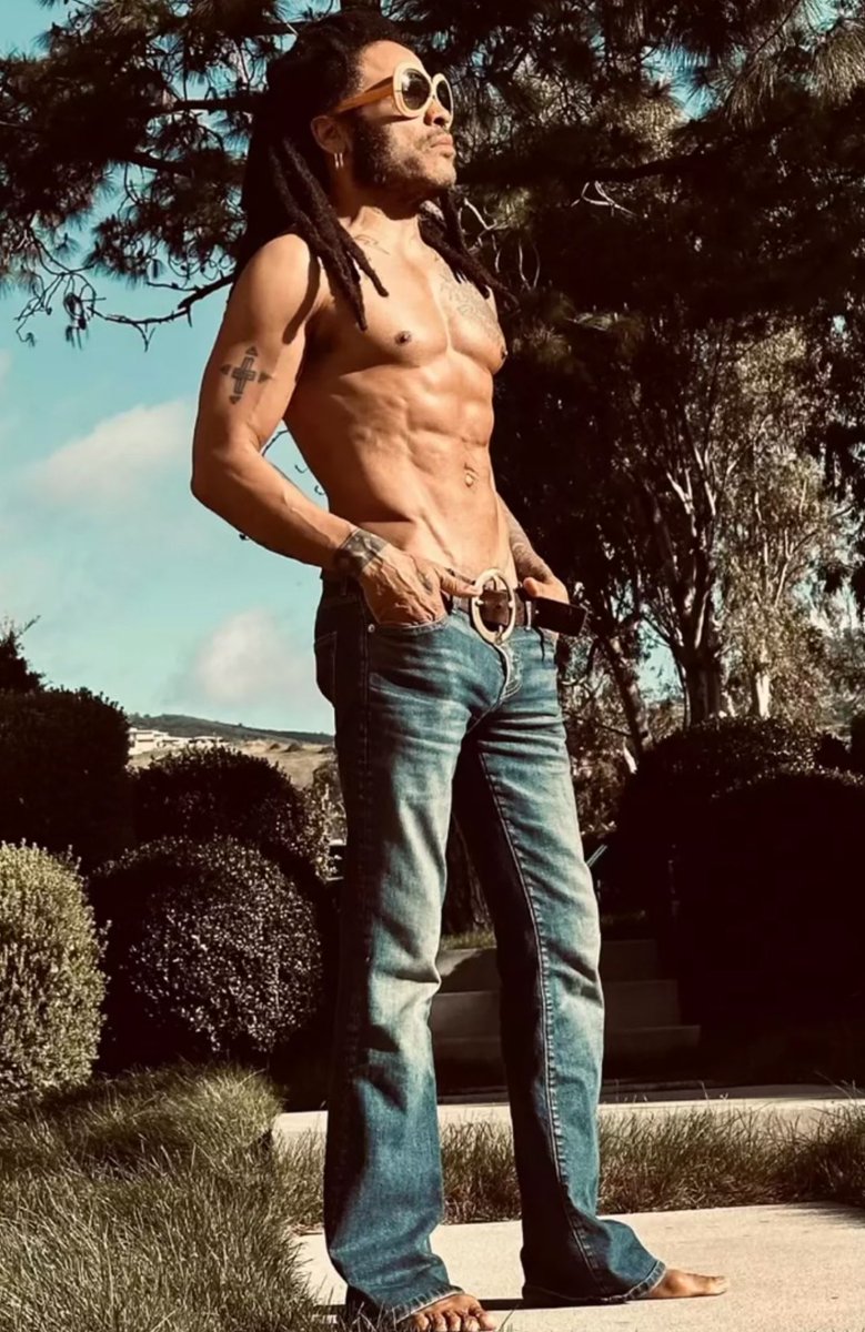 jayson_smiley's tweet image. Lenny Kravitz turns 60 in a couple months. What’s your excuse?