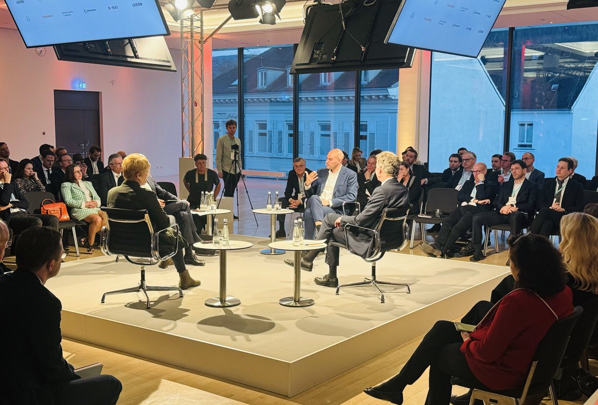 nicolange_'s tweet photo. "Wir brauchen nicht unbedingt Politiker, die von ‚Blut, Schweiß und Tränen‘ sprechen. Politik muss ehrlich sein und den Menschen erklären, welche Herausforderungen und Veränderungen uns angesichts der #Zeitenwende bevorstehen." ⁦@DerDanyal⁩ ⁦@MunSecConf⁩ #bbug https://t.co/6MJp8CuqzF