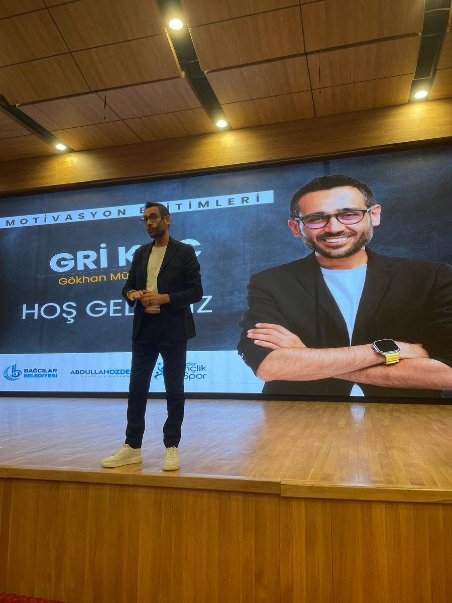 Gri Koç-Gökhan Müftüoğlu, sınav stresini yenmek ve daha sağlıklı bir hazırlık süreci için gençlerimizle Bağcılar Belediyesi Başkanlık Sahnesinde biraraya geldi.Programa Belediye Başkanımız Abdullah ÖZDEMİR ve İlçe Milli Eğitim Müdürümüz Mustafa YILMAZ da katıldı.
