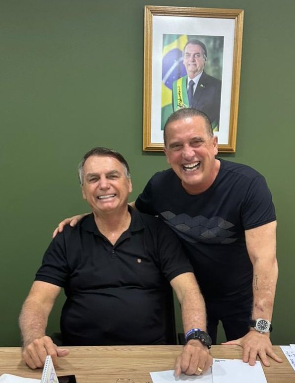 Ontem e hoje, tive a oportunidade de conversar com o presidente Jair Bolsonaro. Essa foto é de hoje pela manhã. O presidente com fila na porta para ser recebido, muita gente, conservadores de todo o Brasil. Vi nosso presidente alegre, leve, com fé e esperança no futuro do…