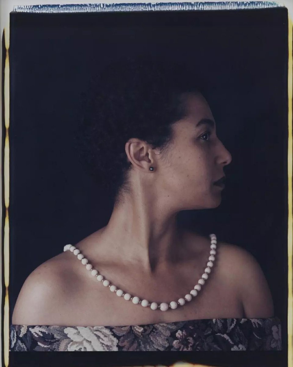 Tate's tweet image. #MaudSulter’s series of large-scale Polaroids is our #WorkOfTheWeek. Titled ‘Les Bijoux’, the work is made up of nine self-portraits. 

In each, Sulter has imagined herself as Jeanne Duval, the romantic companion and muse of French poet Baudelaire. 

🎞️ bit.ly/3PupKEh