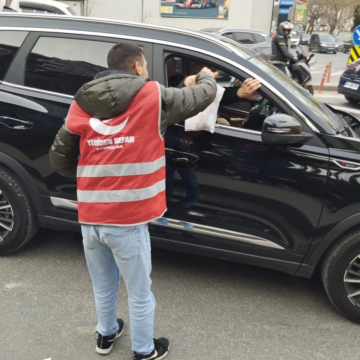 rpeyupsultan's tweet photo. Teşkilatımızın lokomotifi gençler, trafikte kalan sürücü kardeşlerimize iftariyelik dağıtımına bugünde devam ettiler.

Allah tuttuğumuz oruçlarımızı kabul etsin.

#İstanbul #eyupsultan #bizeemanet https://t.co/yAm1iRsgM7