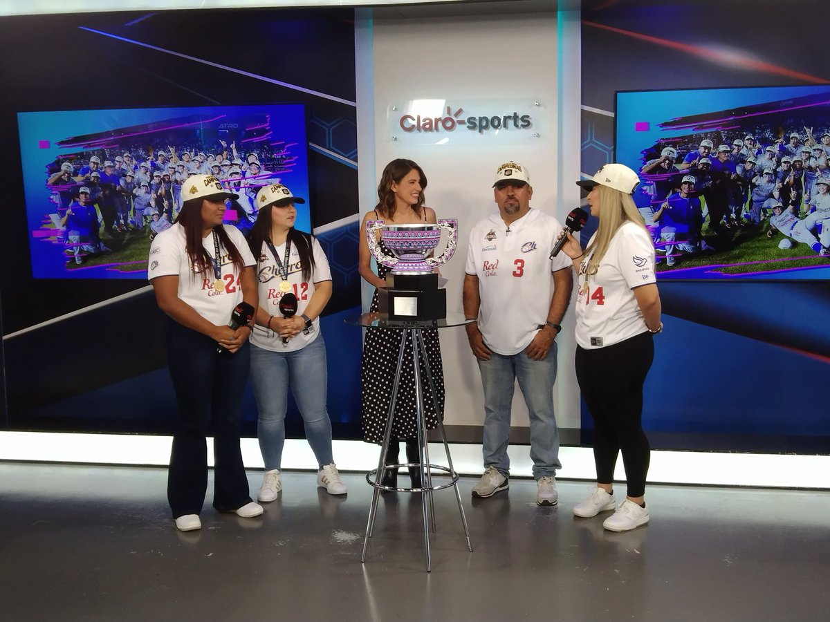 Arranca el tour de medios con las campeonas @charrosbeisbol 🤠 Dayra Sandoval, Karime Valles, Jorge Corvera y Yeraldine Carrión, se encuentran desde @ClaroSports 📺 #SoftbolizaTuVida 🥎
