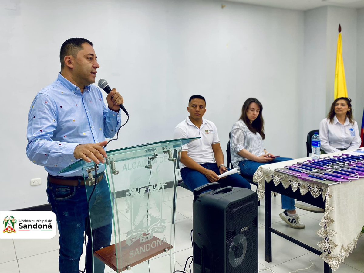 AlcSandona's tweet photo. ¡Celebramos el compromiso y la dedicación de quienes participaron en la Escuela de Justicia y Convivencia! 💼🎓 Gracias al apoyo del @PnudColombia , fortalecemos la prevención de violencias basadas en género y promovemos la participación ciudadana. https://t.co/qSYKEMus6M