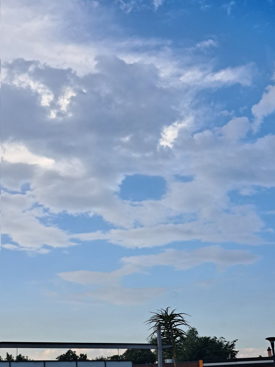 SAStarWarrior's tweet photo. Portal to another world👽 or house?
#clouds #photo #ufo #joke #meme https://t.co/7NPV8Whlpg