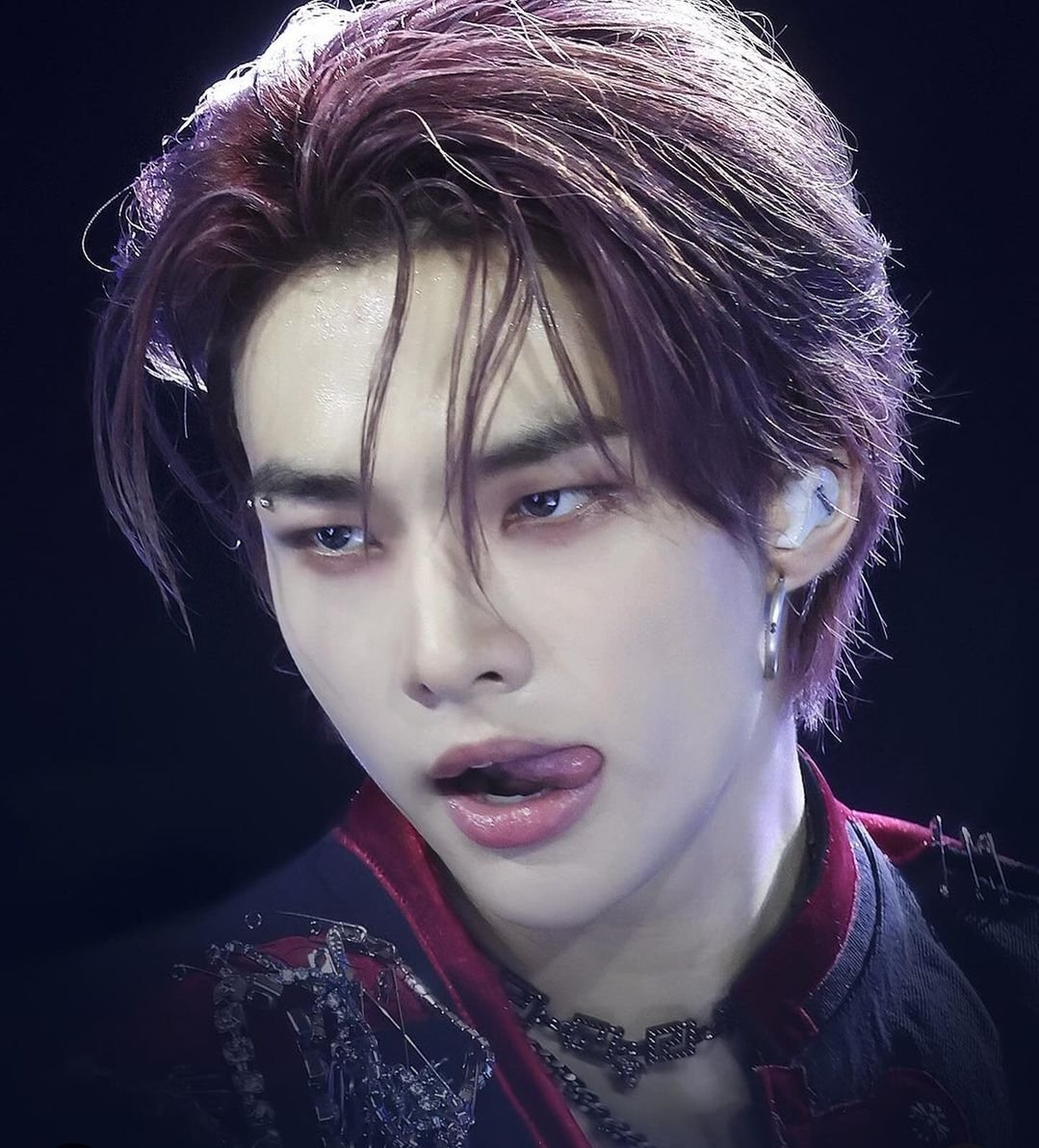 "Who's going to give me a present tomorrow?"

(<a href="/sxinnerx/">𝓡𝓲𝓪𝓱</a>)