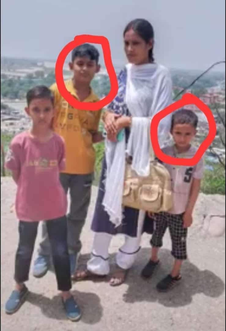 Ayush and Anni are brutaIIy ch0pped by Javed Khan and his family members. These two kids were studying at their home when Javed Khan and his gang entered their room. The accused has a shop at the front of the house of the victim's family. I don't know how someone can hate these