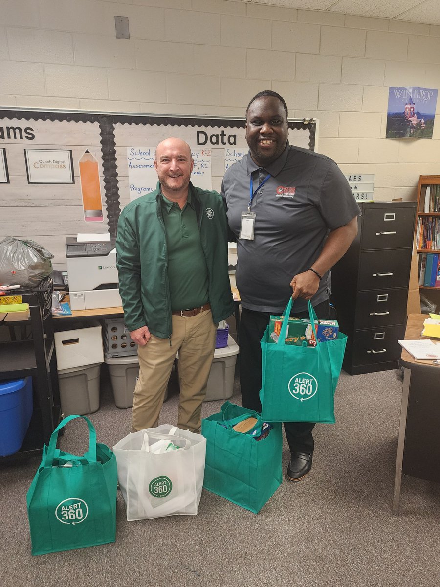 Alert360USA's tweet image. Matt Harvey, Atlanta GM, revisited his alma mater to honor Austell Elementary&apos;s Teacher of the Year, Benjamin Green, with STEM kits from #Alert360. Celebrating education and innovation! 🚀 #CommunityFirst #STEMSupport