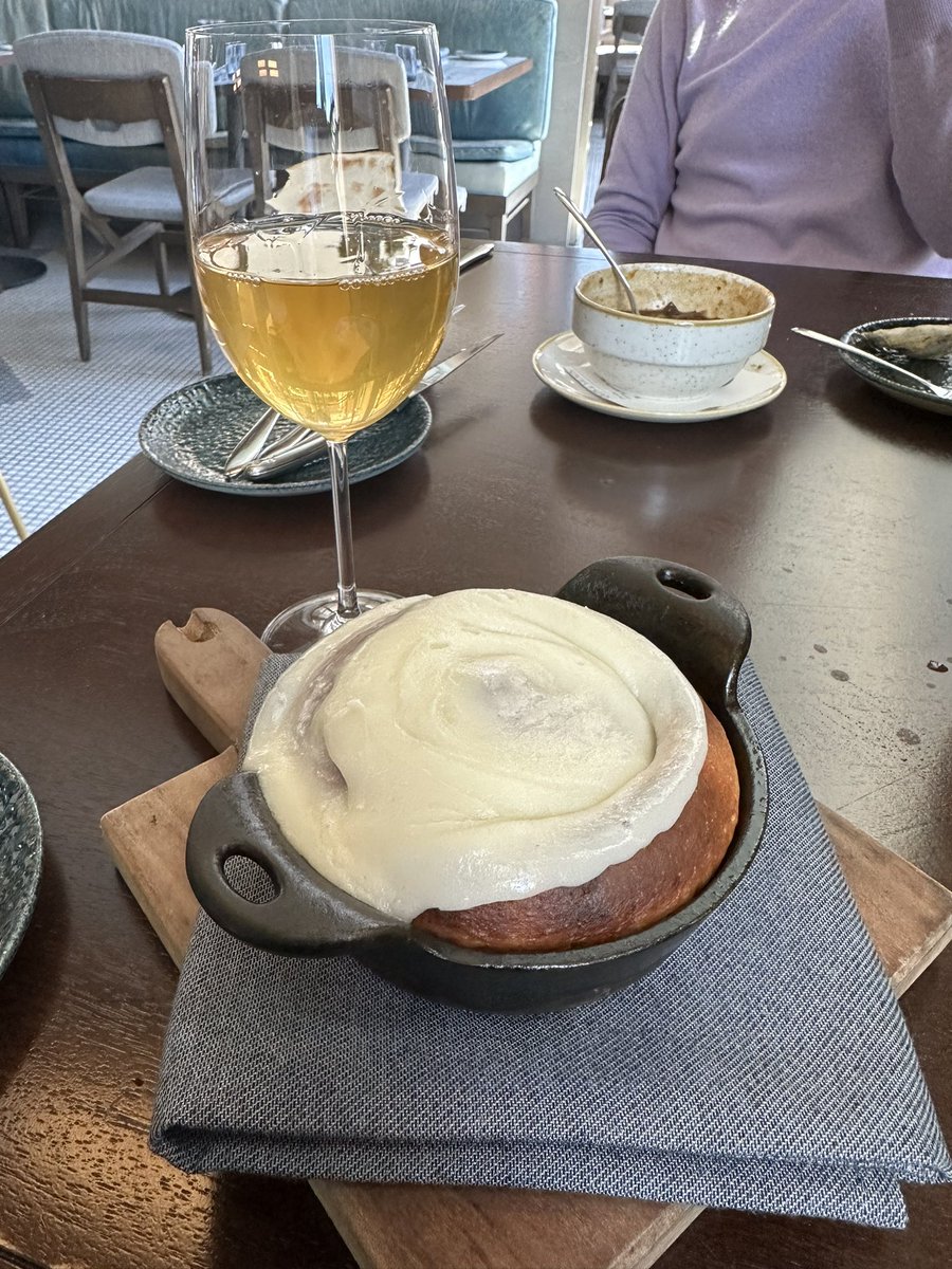 ihartpathology's tweet photo. Post RISE brunch treat! The most epic cinnamon roll ever 😍 #PathTwitter #notpath #wellness #dessert #brunch https://t.co/tRJiVwqVvE
