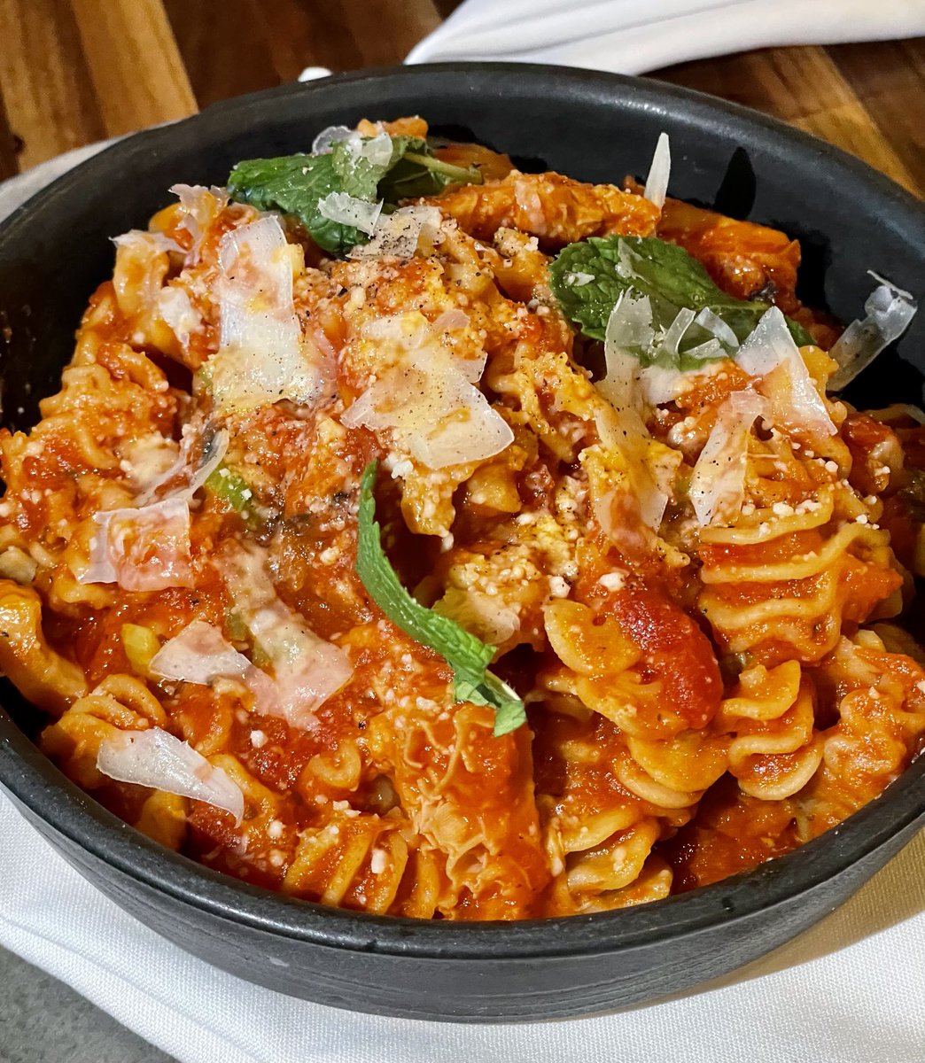 eatinglasvegas's tweet photo. I told James Trees there was only one thing wrong with his Trippa Parmigiana w/ Radiatore Pasta: that he didn’t have enough stomach to make it to my taste. 🤔🍝🇮🇹🧀🍅
#offal #EsthersKitchen #DTLV https://t.co/r4ze1PSIXf