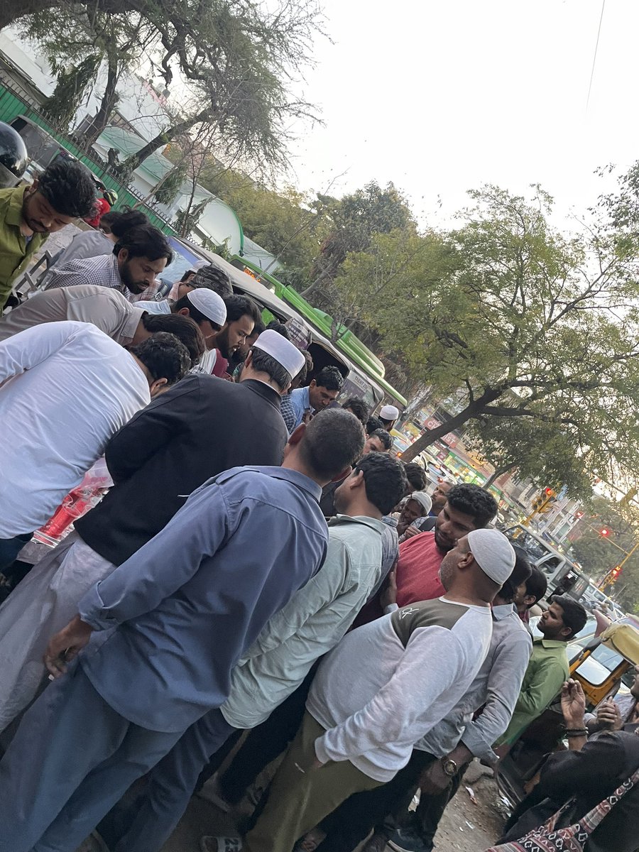 IFTAR-8 Regular IFTAR at Julena Red Light for pedestrian, motorist, office employee & for our dearest brothers & sisters who failed to make their home on time due to traffic jam and timings. This practic￼e will last till last #Ramadan, Today is 8th IFTAR 👇