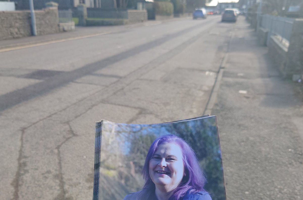 Cheeky weekday leafletting session in #Dyce today. Beautiful day - lots of signs of spring: bumblebees, crocuses and lawns getting their first cut of the year 🐝 🌸🌞 #AberdeenNorth #ScottishLabour #VoteScotLab24