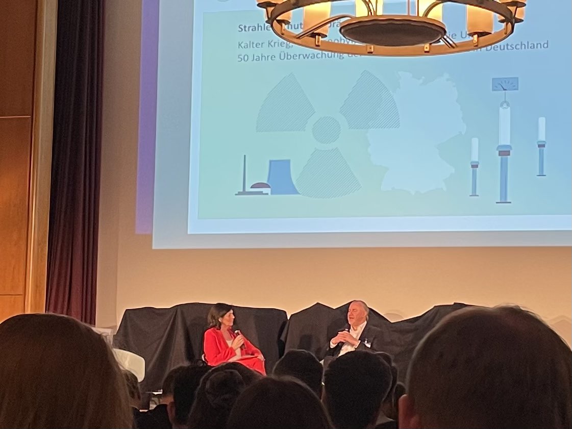 Patrick Meschenmoser (@meshandmoser) on Twitter photo Prof. Hausmann <a href="/fraunhoferfokus/">Fraunhofer FOKUS</a> mit 2 Erkenntnissen : 1. Das schwierigste am Warnen vor Gefahren ist die #Krisenkommunikation. 2. Wir müssen Menschen mit #Katastrophenschutz & Warnungen vertraut machen, denn: „Ein Depp mit einer (Warn-)App ist inmer noch ein Depp“ #50JahreODL Prof. Hausmann <a href="/fraunhoferfokus/">Fraunhofer FOKUS</a> mit 2 Erkenntnissen : 1. Das schwierigste am Warnen vor Gefahren ist die #Krisenkommunikation. 2. Wir müssen Menschen mit #Katastrophenschutz & Warnungen vertraut machen, denn: „Ein Depp mit einer (Warn-)App ist inmer noch ein Depp“ #50JahreODL