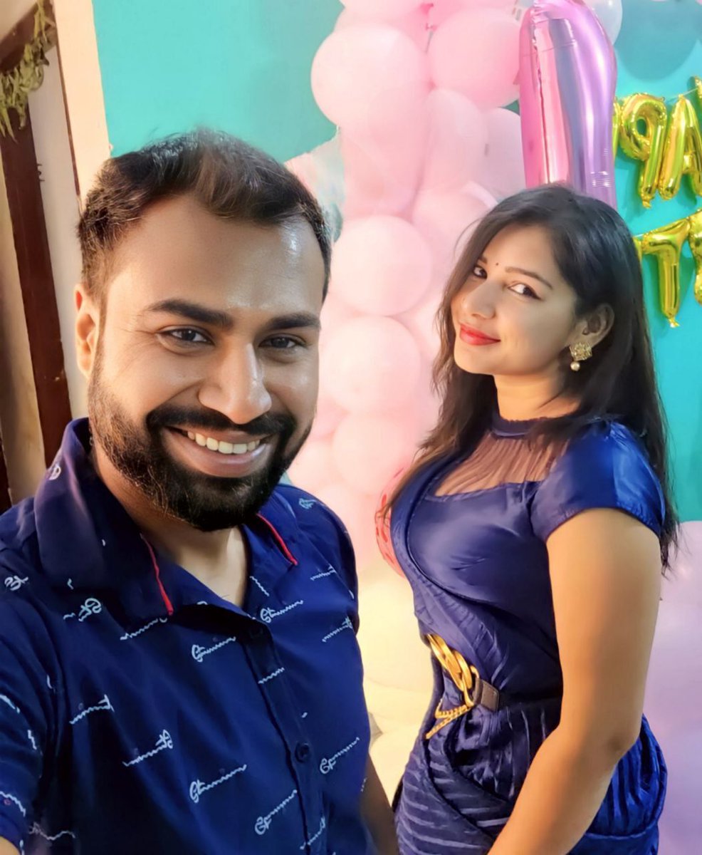 imonkeymagic's tweet photo. Most iconic pic ever clicked with my wife https://t.co/WD16tZM2v9