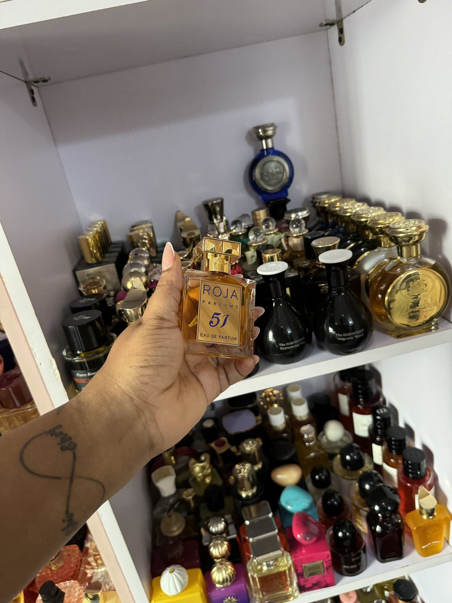 TWITmrs_utcheay's tweet image. #sotd Roja 51 (edp) hard to find 🤦🏻‍♀️

My cleaner cleaned my stash over night, he legit prayed before he began 😂

Last time I cleaned was 7months ago, now I have an extra shelve with over 65 bottles. 
Na now I know say e don do. 

See the shine ✨ 
#fragspace 

#fragranceweek