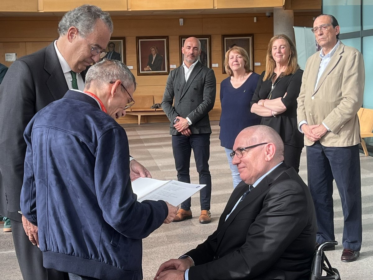 CERMI_Madrid's tweet image. Acto de entrega por parte de @CERMI_Madrid de ejemplares de la #Constitución, en formato accesible, al presidente de la @asambleamadrid, @eossoriocrespo, tras la reforma del Artículo 49 de la Carta Magna.

#PersonaConDiscapacidad #discapacidad #Madrid