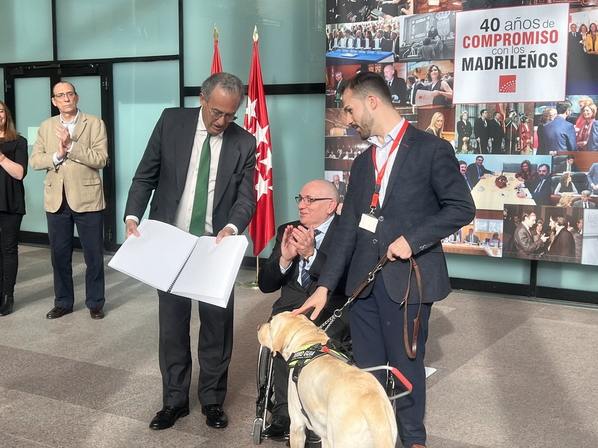 CERMI_Madrid's tweet image. Acto de entrega por parte de @CERMI_Madrid de ejemplares de la #Constitución, en formato accesible, al presidente de la @asambleamadrid, @eossoriocrespo, tras la reforma del Artículo 49 de la Carta Magna.

#PersonaConDiscapacidad #discapacidad #Madrid