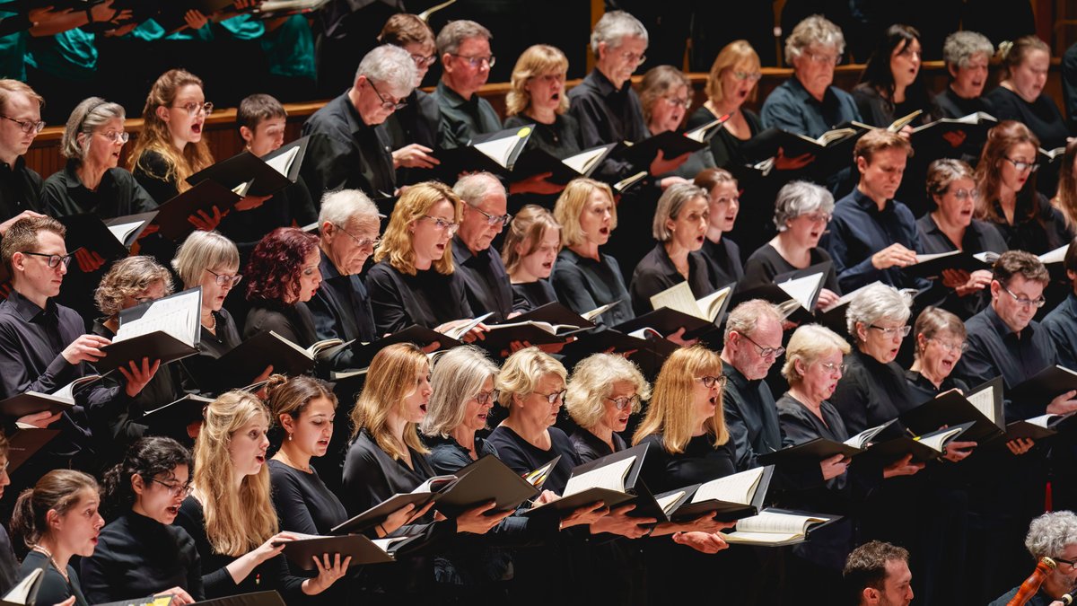 TheBachChoir's tweet photo. Thanks to everyone who joined us for the #StMatthewPassion. We were blown away to see such a packed audience with such a wide age range! It’s a testament to Bach's mastery, and to the musicians we share the stage with every year. @davidhconductor @FlorilegiumUK @LonYouthChoirs https://t.co/xuCwUOZye0