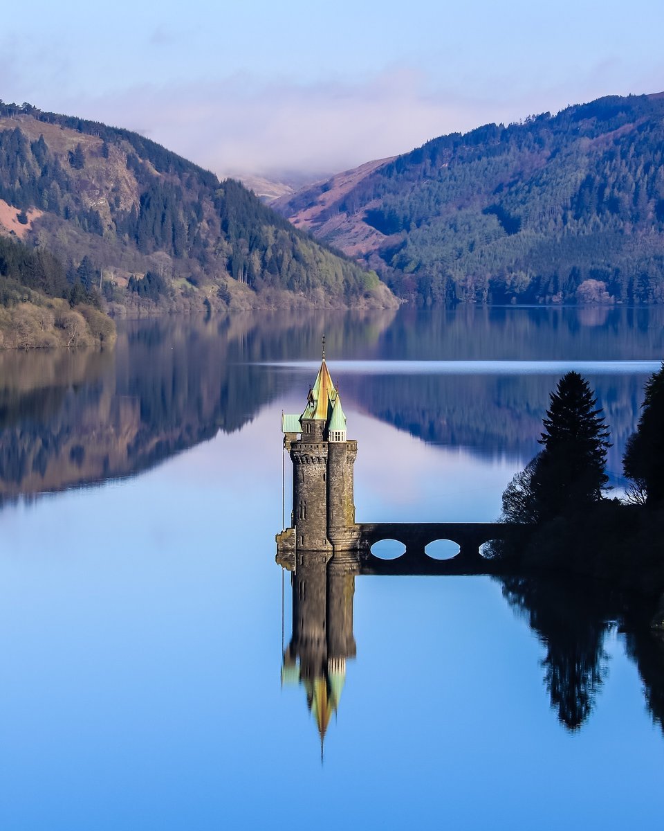 Stunning Lake Vyrnwy. 📸 shootfromthetrip Thank you for sharing @visitwales #walesbytrails #findyourepic #visitwales #croesocymru #midwales #visitmidwales