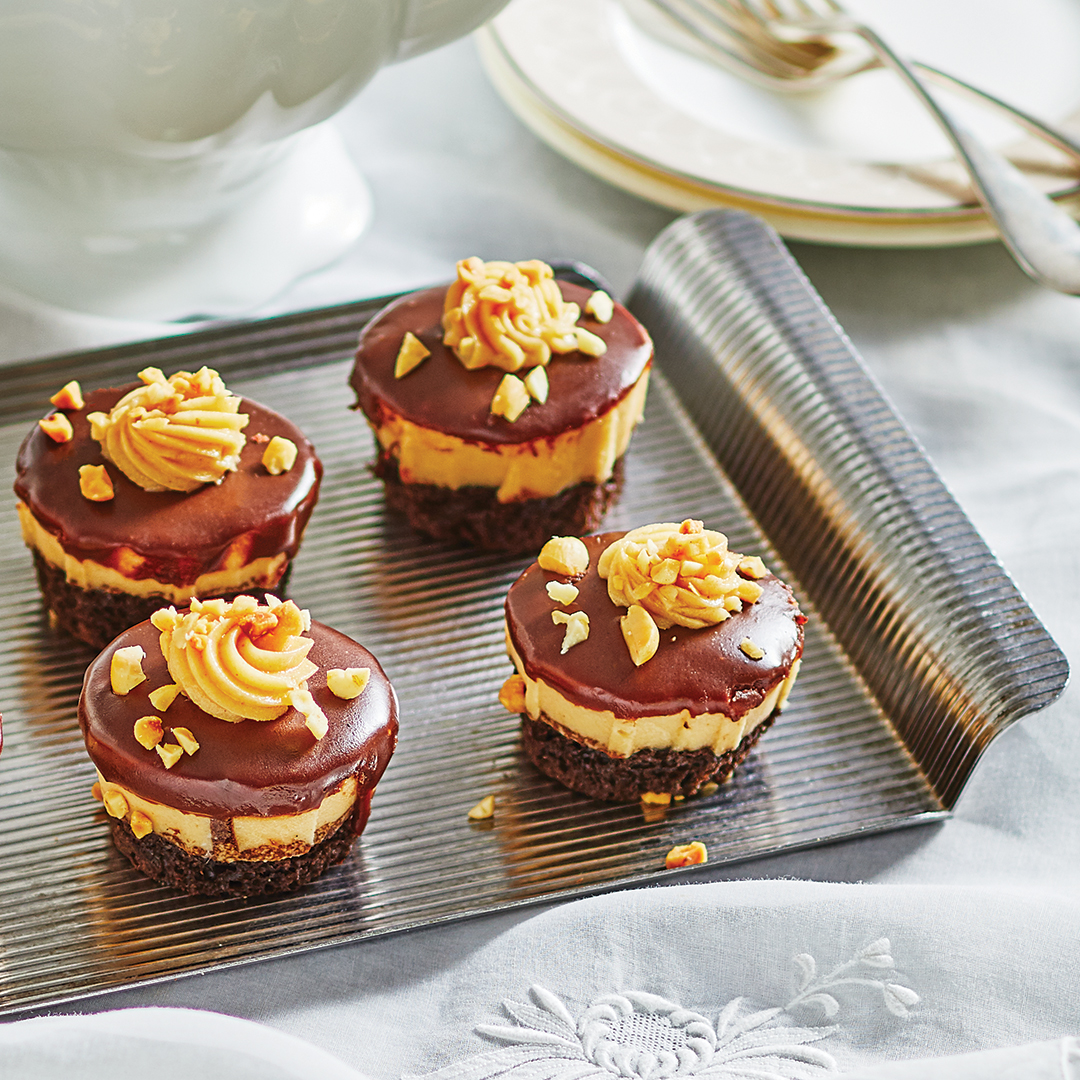 When it comes to being better together, chocolate and peanut butter go hand-in-hand. 🍫🥜👯‍♀️ Our Mini Chocolate Peanut Butter Cakes are irresistible bites of chocolate sponge cake and peanut butter mousse topped with a chocolate glaze and toasted peanuts. > ow.ly/7faa50QWMAT