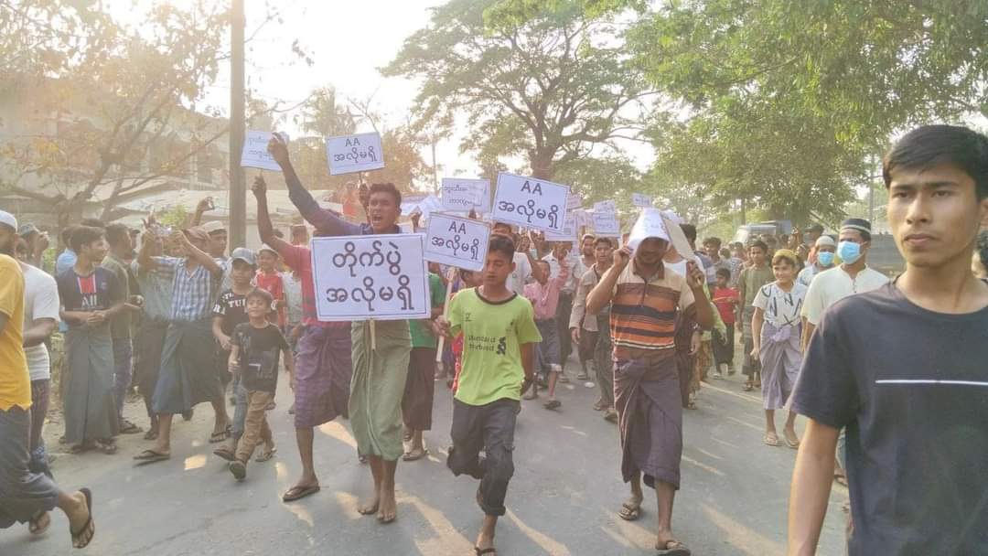 mdzbr57's tweet photo. The Rohingya are protesting in Buthidaung that they don't want #Arakhan army or #war. 23 Rohingya children, girls, and men were killed and more than 70 were injured under Arakan Army attached and junta airstrike . https://t.co/zUoG0xqudb