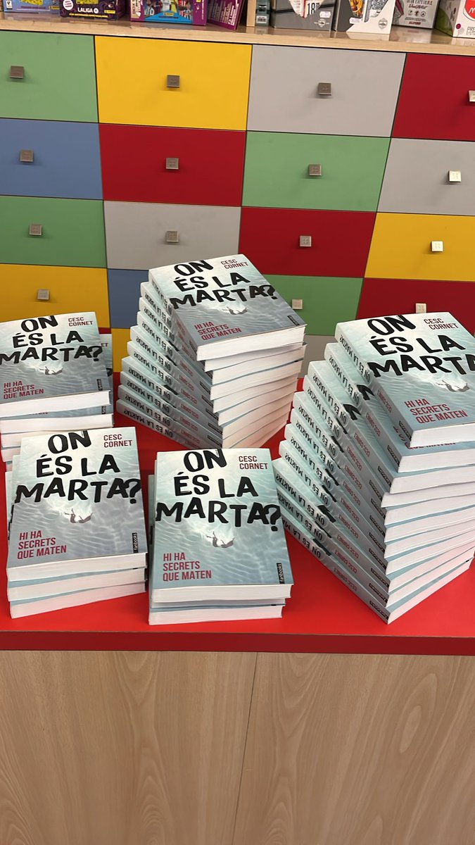 SocEnCesc's tweet photo. Tens un adolescent a casa de més de 14 anys? Vols una lectura trepidant i que l'enganxi des de la primera pàgina? Aquí en tens una que demà arriba a totes les llibreries!! M'ajudes amb un RT per arribar a tothom? Moltíssimes gràcies. @Fanbooks_ @Grup62 @IMCAgLiteraria https://t.co/YgkMwXCIuB
