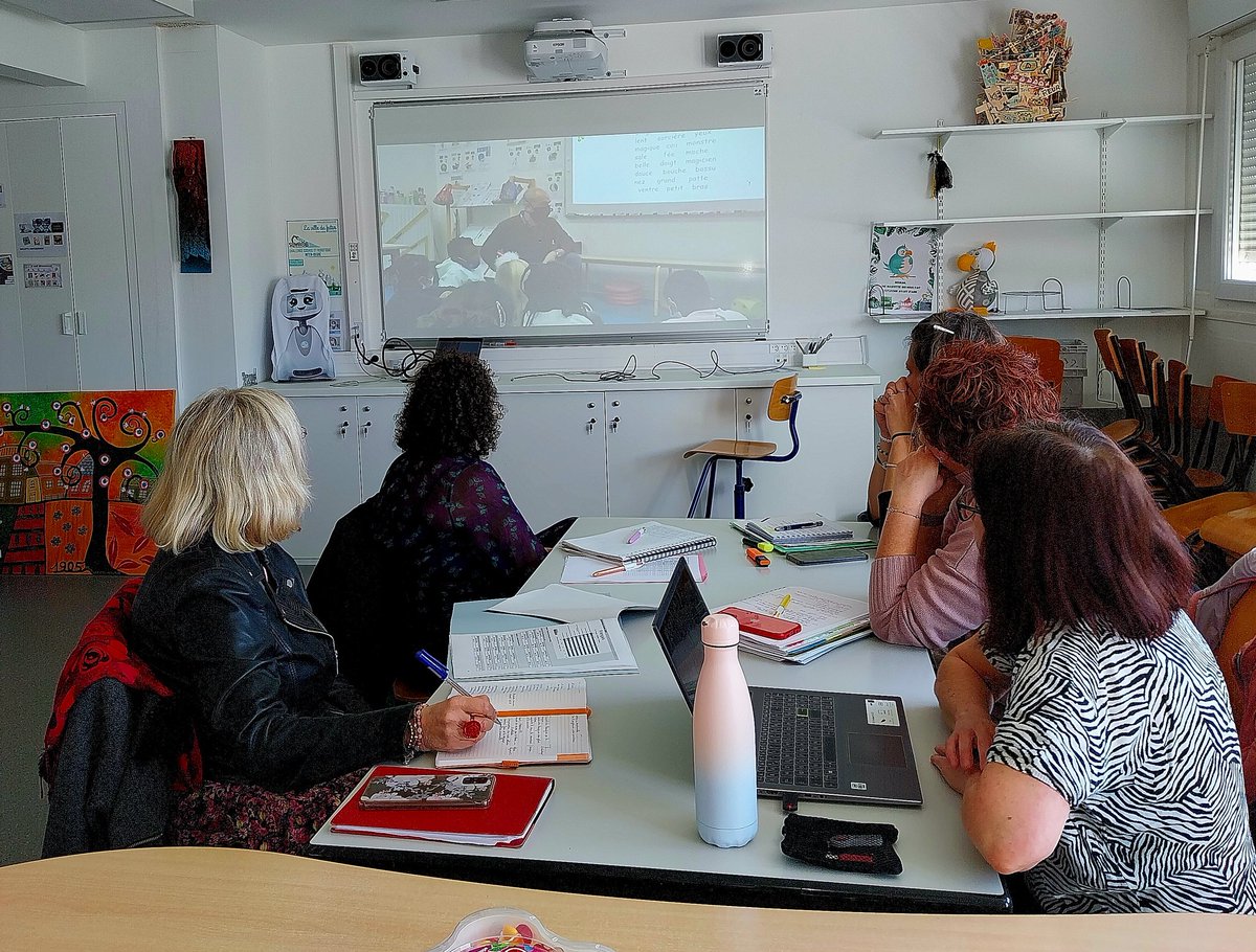 Réunion direction : l'enseignement du lexique, découvrir les pratiques efficientes, réfléchir ensemble aux mises en place de la maternelle au CM2, sur un secteur. La continuité pédagogique pour un parcours d'apprentissage qui a du sens. Merci pour ces échanges. <a href="/acversailles/">Académie de Versailles</a>