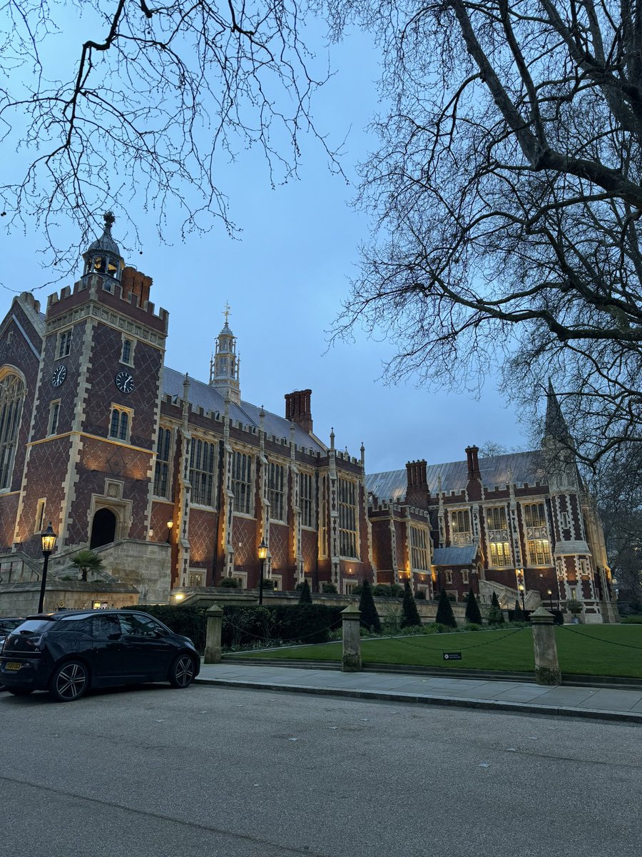 Oh Lincoln's. You sure do look pretty tonight. First round interview one of two complete. Six applications remain.
#pupillage2024 #pupillage