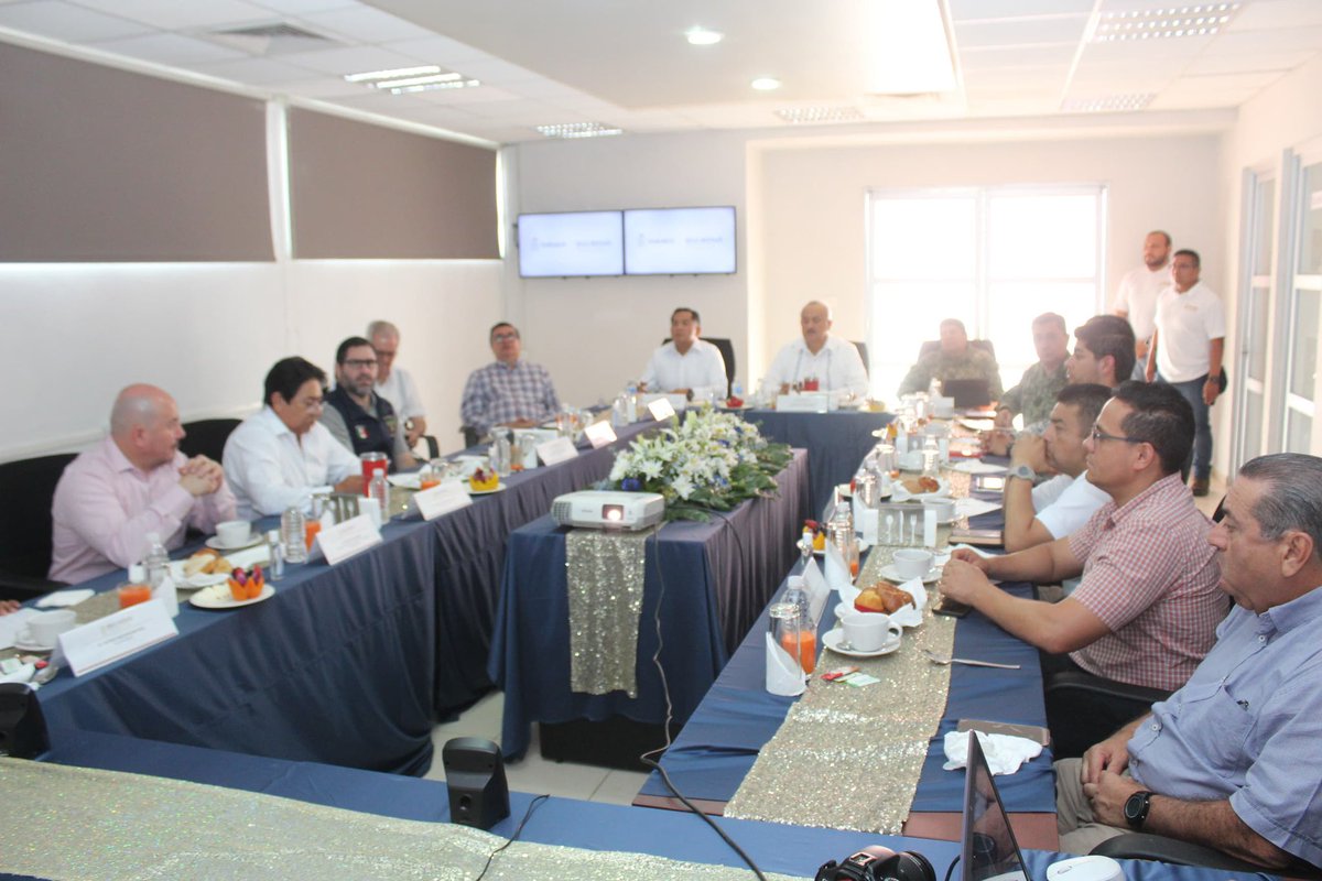 cmmerino's tweet photo. Previo al banderazo de salida del operativo "Semana Santa" en el esquema de "Tabasco Seguro", en instalaciones de la @SSPCTabasco,  realizamos la Mesa para la Construcción de la Paz y la Seguridad, tomando decisiones que contribuyan al reforzamiento de la seguridad en el Estado. https://t.co/3IuIhaqScw