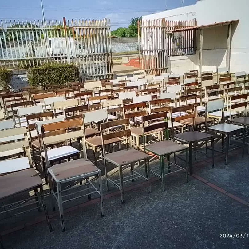 #EnFotos | Gracias al Pdte <a href="/NicolasMaduro/">Nicolás Maduro</a> seguimos en la rehabilitación del plan mi mesa y silla rehabilitada para brindar un ambiente agradable a los estudiantes del LB Miguel Ángel Escalante municipio San Fernando <a href="/_LaAvanzadora/">Yelitze Santaella</a> <a href="/eduardopiate2/">eduardo piñate</a> <a href="/info_mppe/">INFO MPPE</a> @MPPEDUCACION