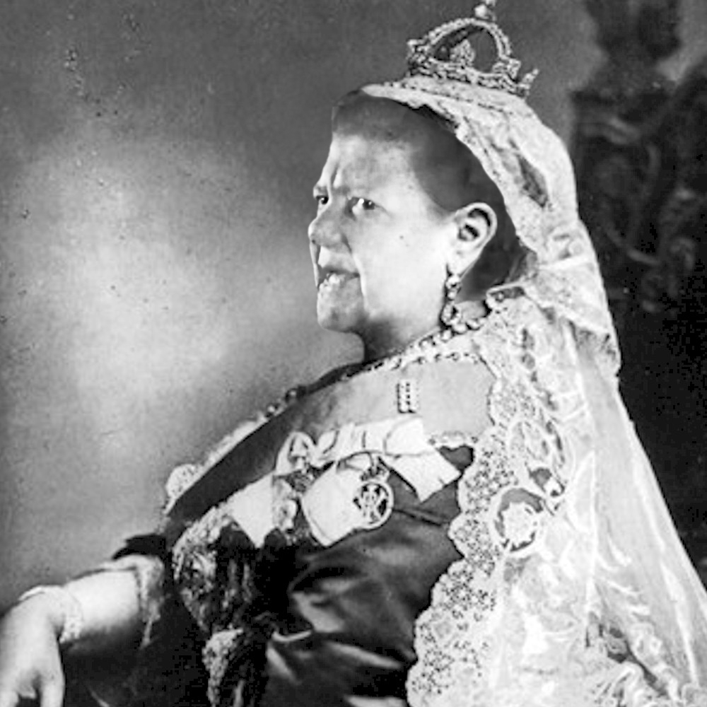 Vittoria (Kensington Palace, 24 maggio 1819 – Cowes, 22 gennaio 1901) è stata regina del Regno Unito di Gran Bretagna e Irlanda dal 20 giugno 1837 e Imperatrice d'India dal 1876 fino alla sua morte. Il suo regno è conosciuto come età vittoriana.
#19marzo #soralella