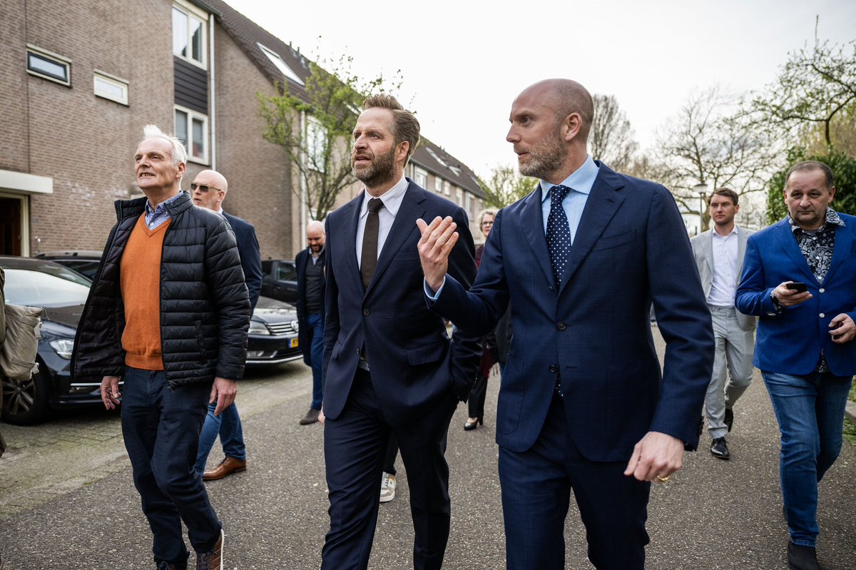 Met het programma Mooi Nederland kijken we hoe we Nederland mooier kunnen maken. Bijvoorbeeld in naoorlogse wijken van zogenoemde New Towns. Op bezoek in Capelle Schollevaar om te zien hoe zij werken aan wijken met meer ruimte voor groen, ontmoeting en nieuwe woningen.