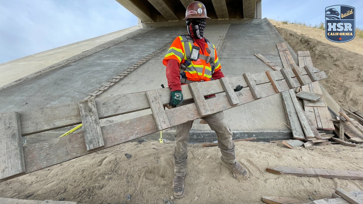 CaHSRA's tweet photo. 🚨🚨🚨
Let’s celebrate! We've created 13,000+ good-paying construction jobs on the nation’s first high-speed rail project.
More than 70% of these jobs have gone to Central Valley residents. Thank you to all the workers making HSR a reality!
#BuildHSR #CaliforniaJobsFirst https://t.co/Btl1py0tqd