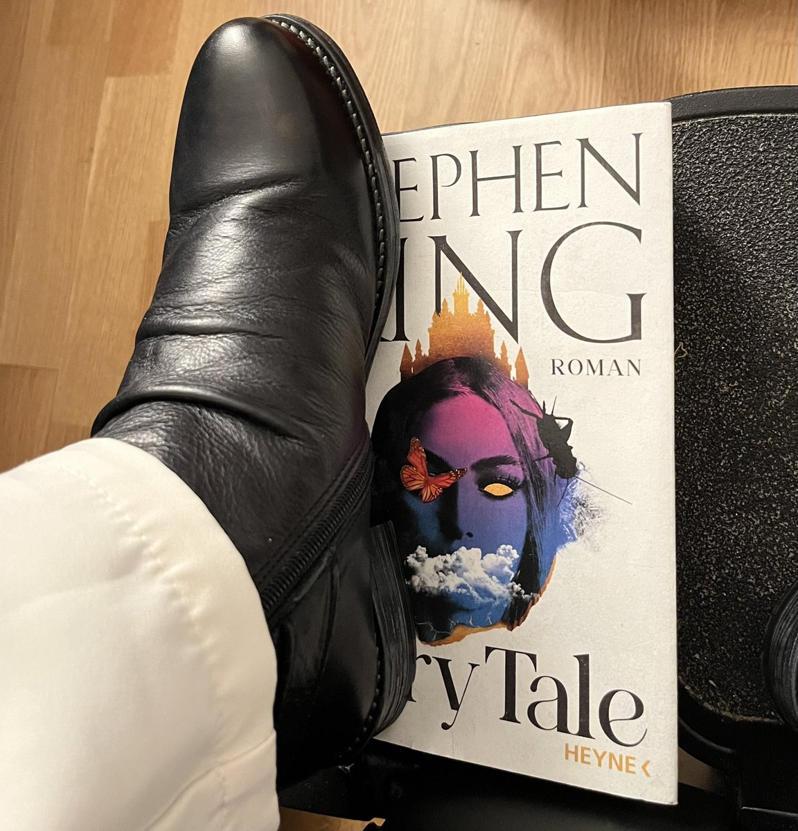 catalyna_me's tweet image. Man braucht keine Fussbank, wenn man dicke Bücher liebt. 🎸🤘🏼
#StephenKing
#ProTipp