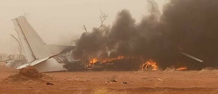 ivancp25's tweet photo. #AccidenteAéreo de #Antonov #AN26 de Fuerza Aérea de Sudán del Sur (AVIONS-401) al aterrizar en la pista de #Yida, #SudánDelSur 🇸🇸. De 4 tripulantes y 3 pax, 3 están heridos leves. El tren principal izquierdo de aterrizaje se colapsó y se produjo un incendio. 19-03-24 https://t.co/fuPqcAHnVK