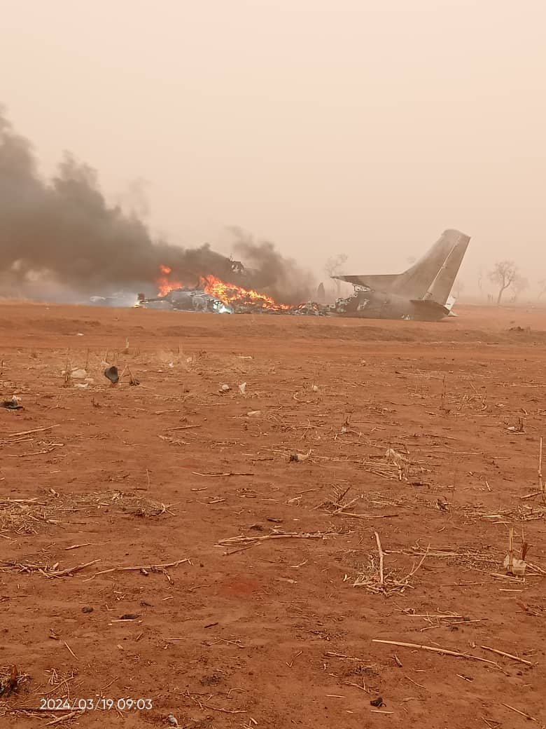 ivancp25's tweet photo. #AccidenteAéreo de #Antonov #AN26 de Fuerza Aérea de Sudán del Sur (AVIONS-401) al aterrizar en la pista de #Yida, #SudánDelSur 🇸🇸. De 4 tripulantes y 3 pax, 3 están heridos leves. El tren principal izquierdo de aterrizaje se colapsó y se produjo un incendio. 19-03-24 https://t.co/fuPqcAHnVK