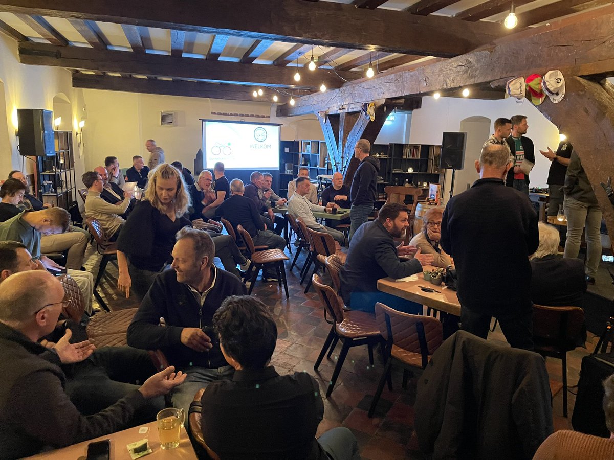 Morgen is Medemblik de trotse startplaats van Olympia’s Tour. Vanavond trappen we het wielerfeest af met een drukbezocht wielercafe/wielerpodcast op een wel heel bijzondere locatie: Kasteel Radboud. #olympiastour #medemblik