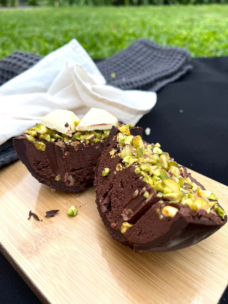 andrifer's tweet photo. EYYY. VISTE LA NOVEDAD ?? 
@andreina.pasteleria en ig 

*Huevo PISTACHO* 

•No podes perderte esta delicia•
Cáscara de chocolate, rellena de mouse de chocolate al 60% , con una cantidad de pistacho ! https://t.co/KEsxZC6JhL